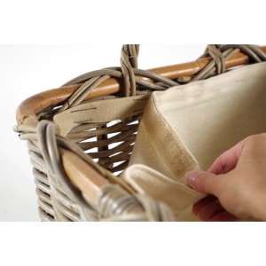 Rechteckiger Kaminholzkorb aus Rattan (Kubu grey) mit Leinenfutter und Griffen.