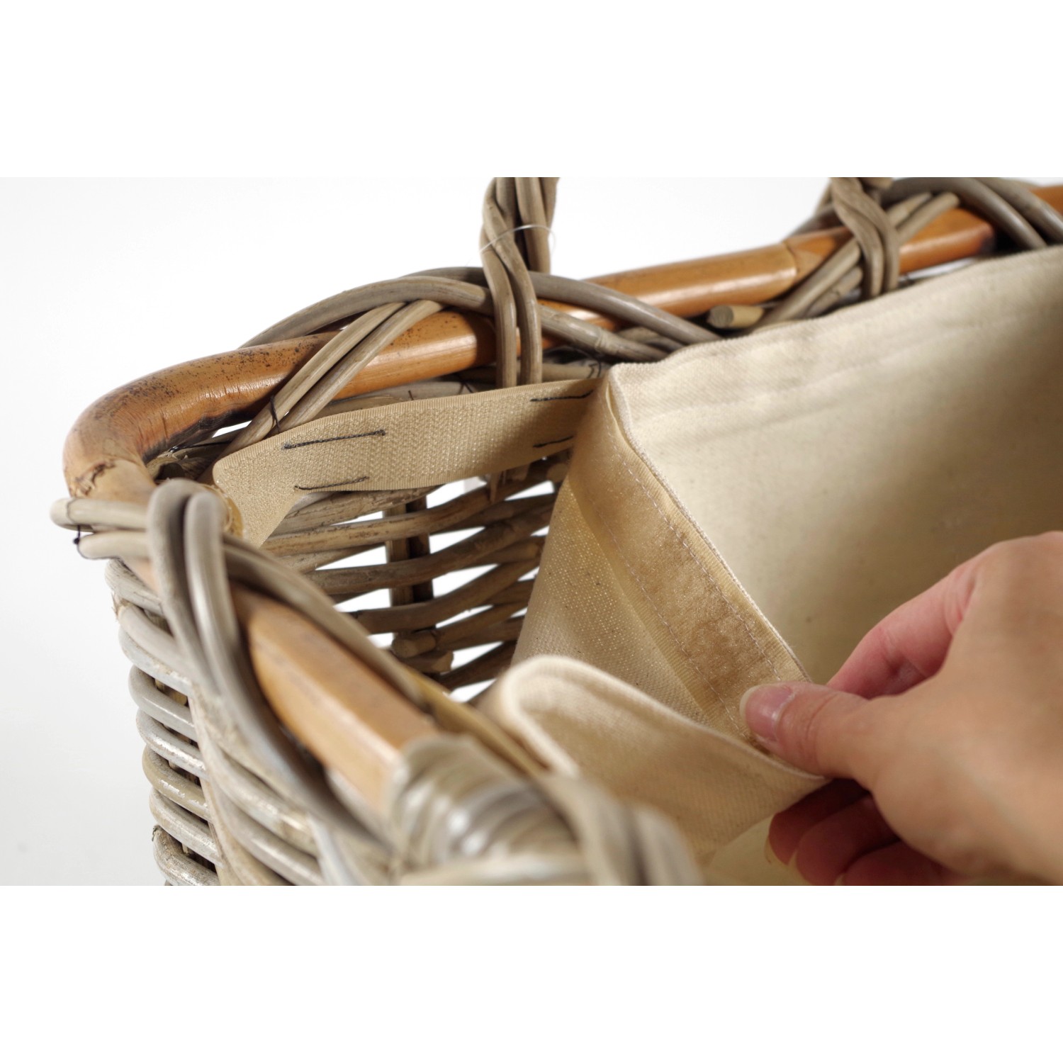 Rechteckiger Kaminholzkorb aus Rattan (Kubu grey) mit Leinenfutter und Griffen.