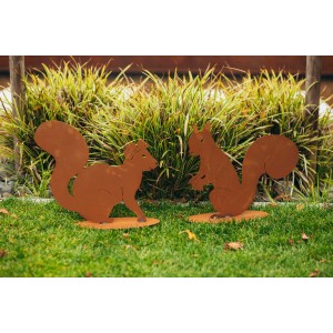 Ferrum Art Design Deko-Figuren: Eichhörnchen Pauline und Felix aus Edelrost im Garten.