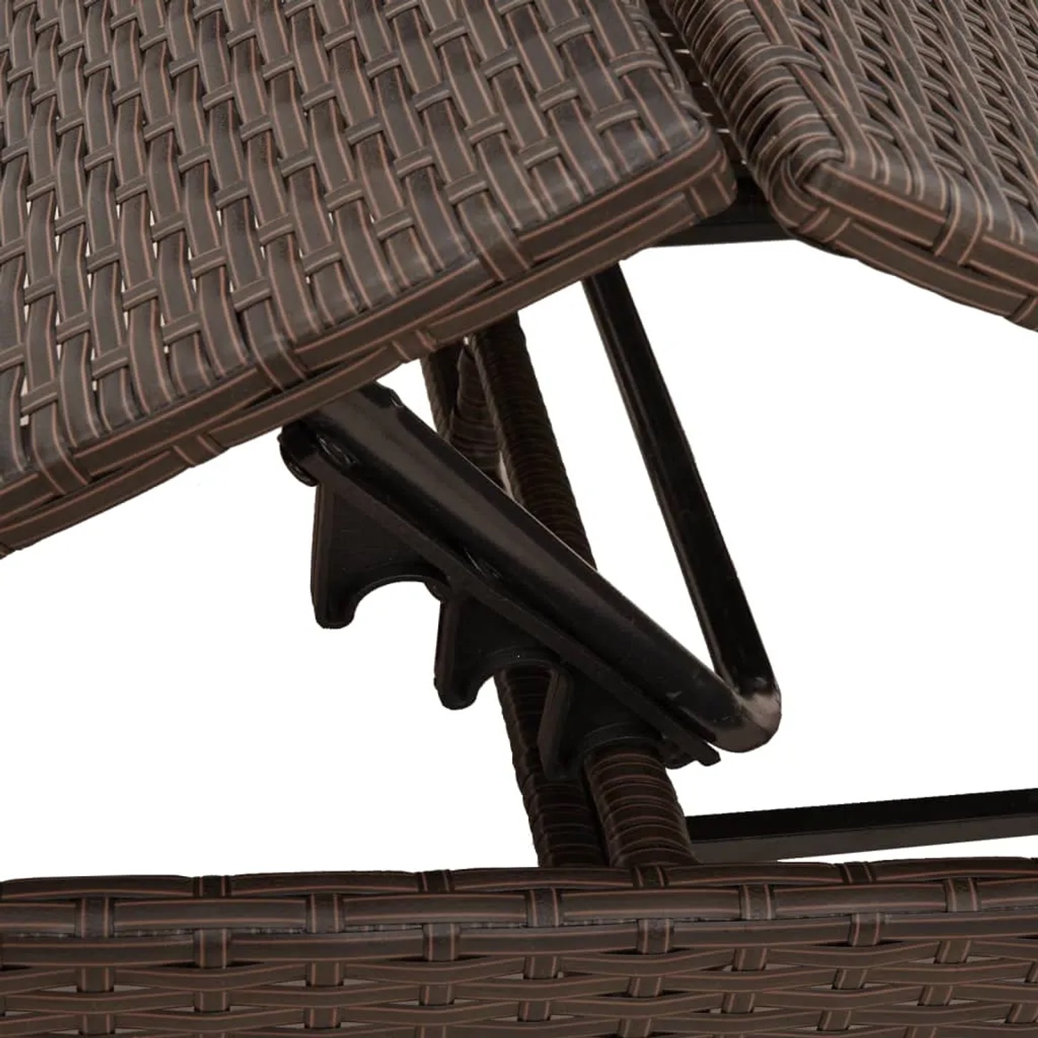 Detailaufnahme: Verstellmechanismus der braunen vidaXL Sonnenliege aus Poly Rattan.