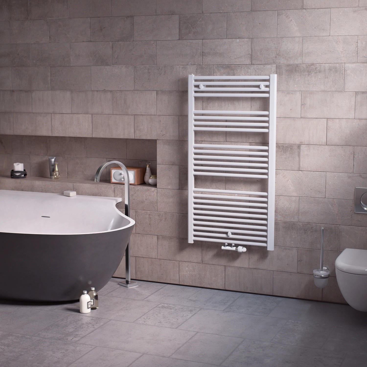 Weißer Ximax Badheizkörper Alpha (1454x700 mm) mit Mittenanschluss im Badezimmer.