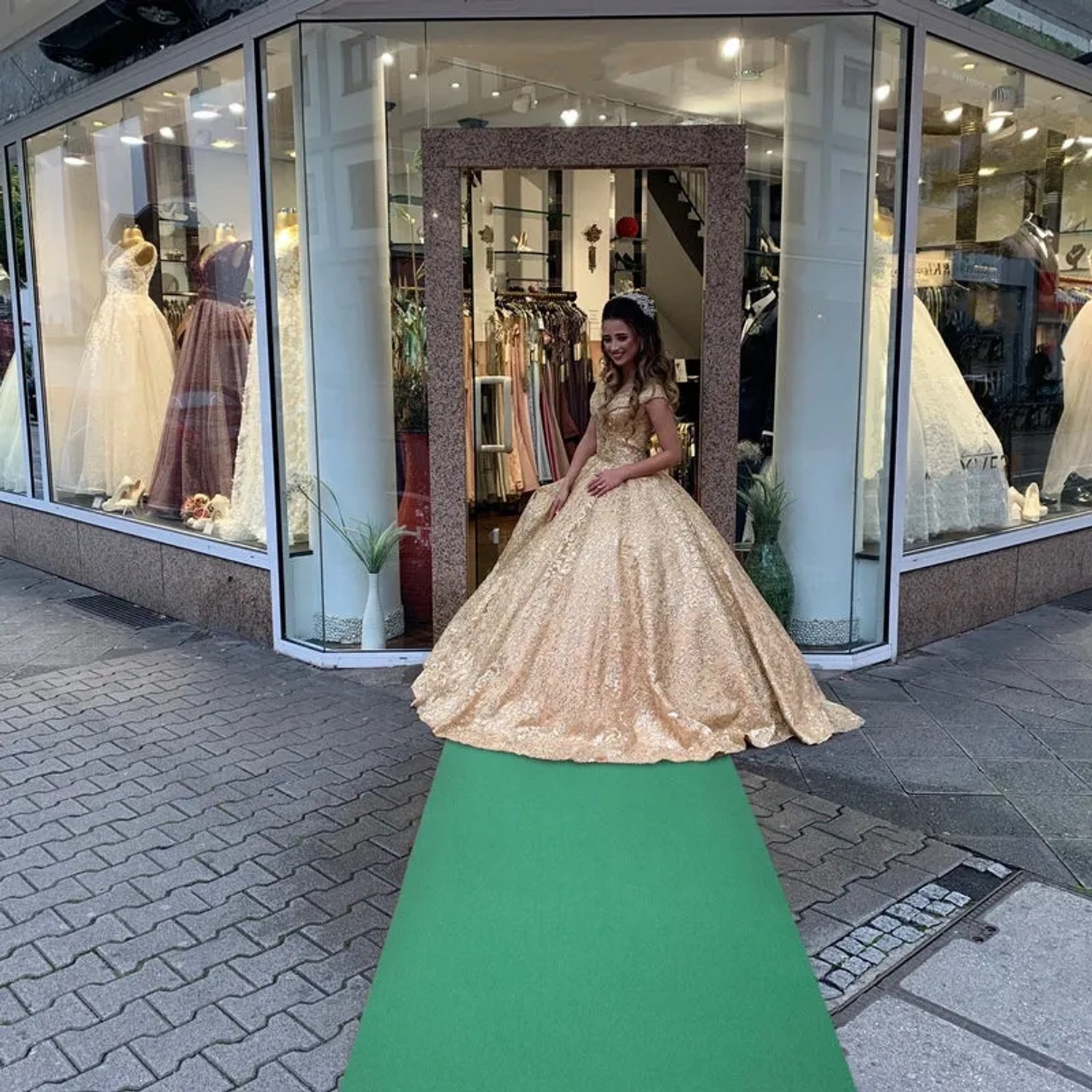 Grüner KARAT Messeteppich Sintra als Gangläufer vor einem Brautmodengeschäft.