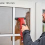 Einhell Düsenset für Fenstersauger im Einsatz: Mann reinigt Fenster mit schmaler Düse (165mm).
