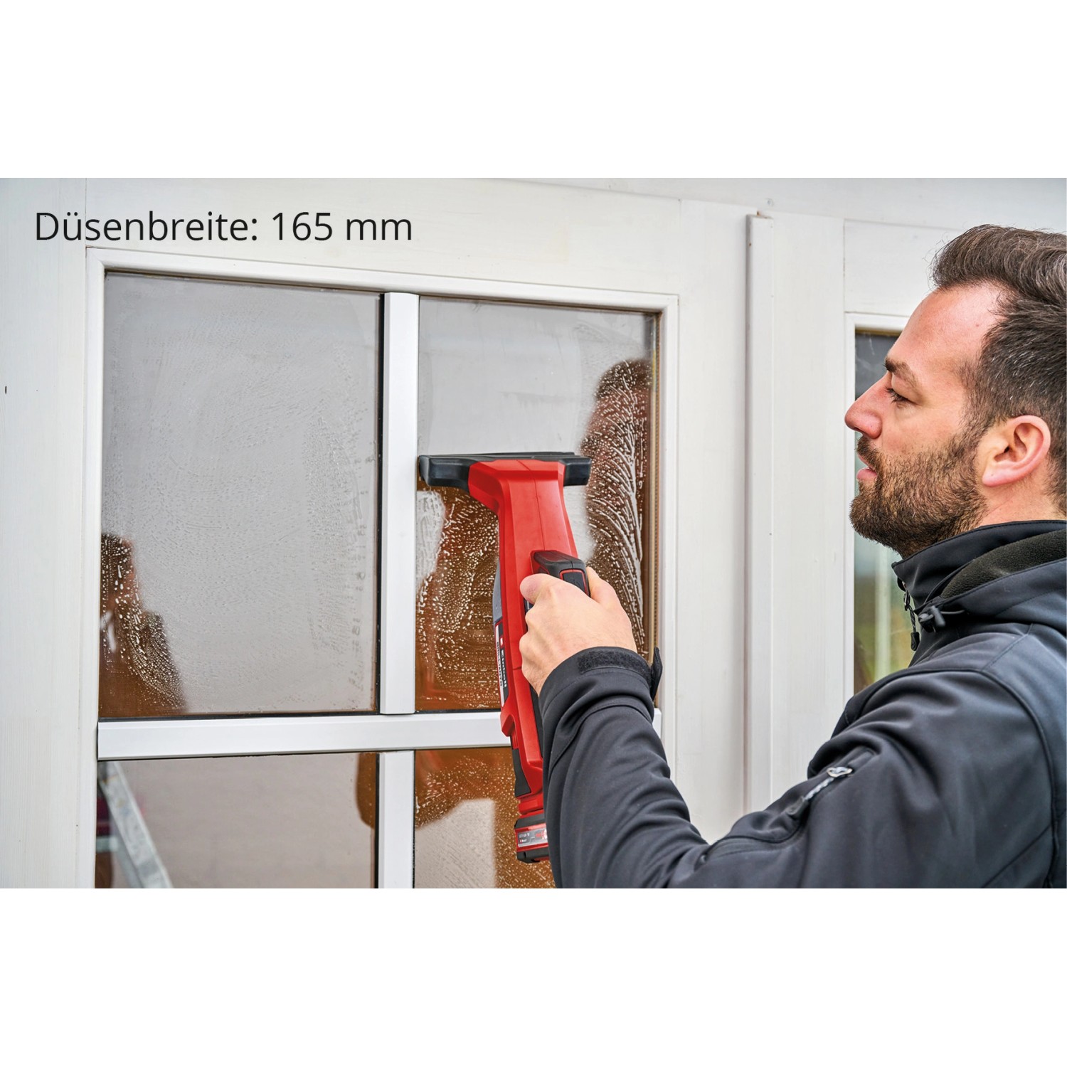 Einhell Düsenset für Fenstersauger im Einsatz: Mann reinigt Fenster mit schmaler Düse (165mm).