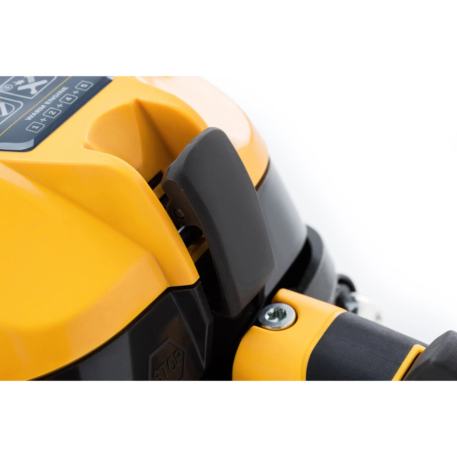 Detailaufnahme: Gelbe Stiga CS 545 Benzin-Kettensäge, Bedienelemente und Motorblock im Fokus.