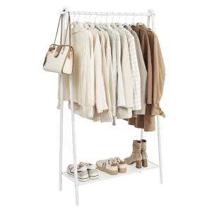 Weißer Songmics Kleiderständer aus Metall mit Kleiderstange und Gitterablage, beladen mit Kleidung und Schuhen.