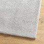 Grauer, weicher Kurzflor-Teppich HUARTE (80x250 cm) auf Holzfußboden. Flauschige Textur, waschbar.