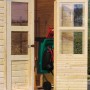 Offenes Karibu Holz-Gartenhaus Vellinge, unbehandelt, mit Gartengeräten im Inneren.