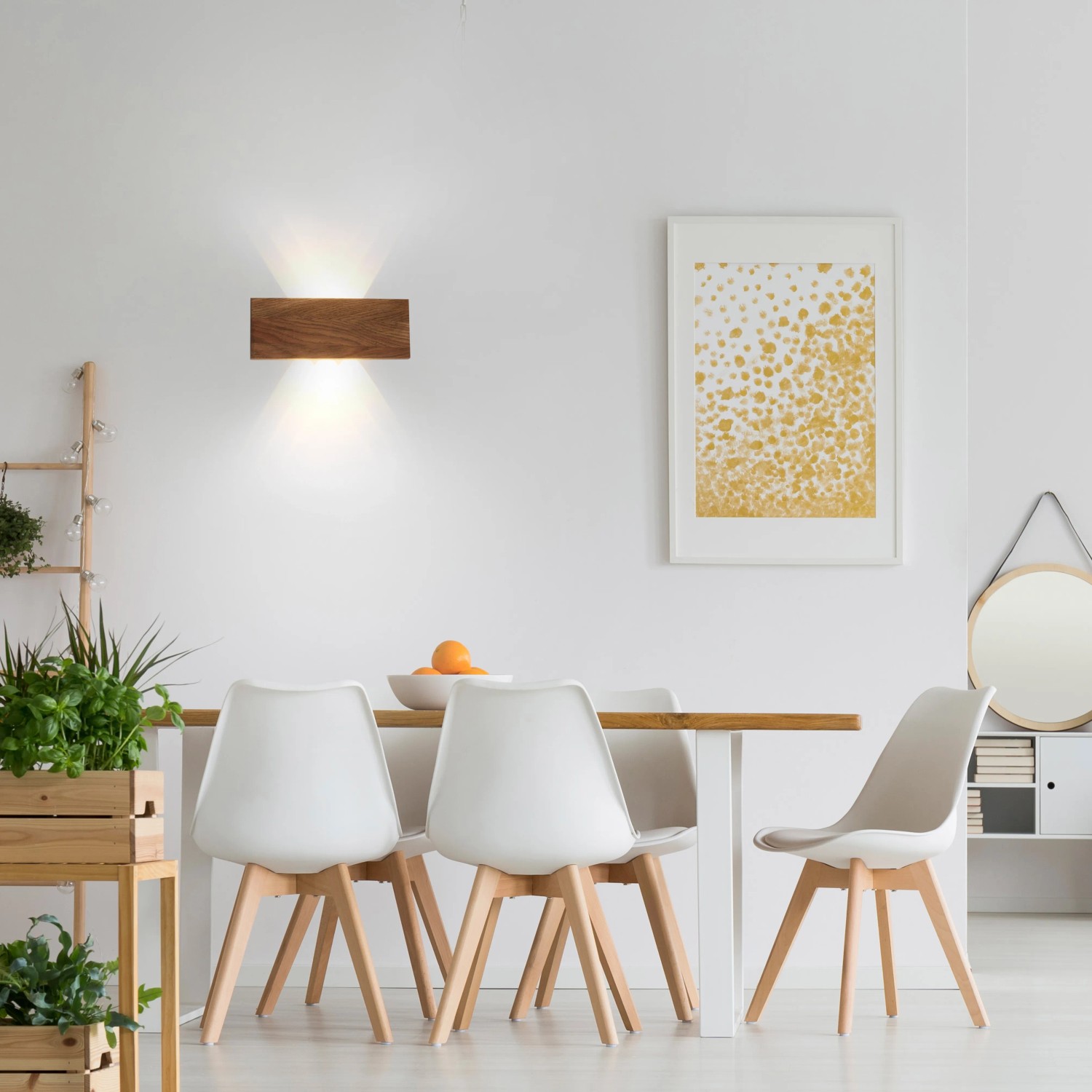 LED-Wandlampe Palma im Holzdekor, 32x12 cm, strahlt warmweißes Licht nach oben und unten.