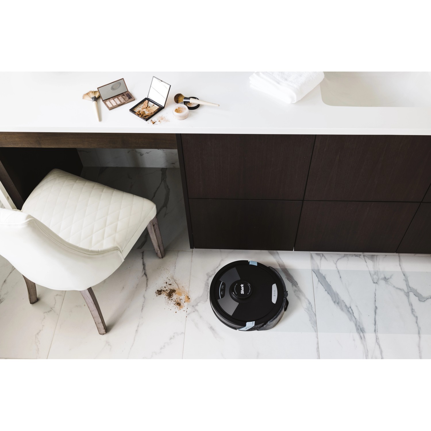 Schwarzer Shark Saug- und Wischroboter Matrix Plus RV2620WDEU bei der Reinigung von Verschmutzungen.