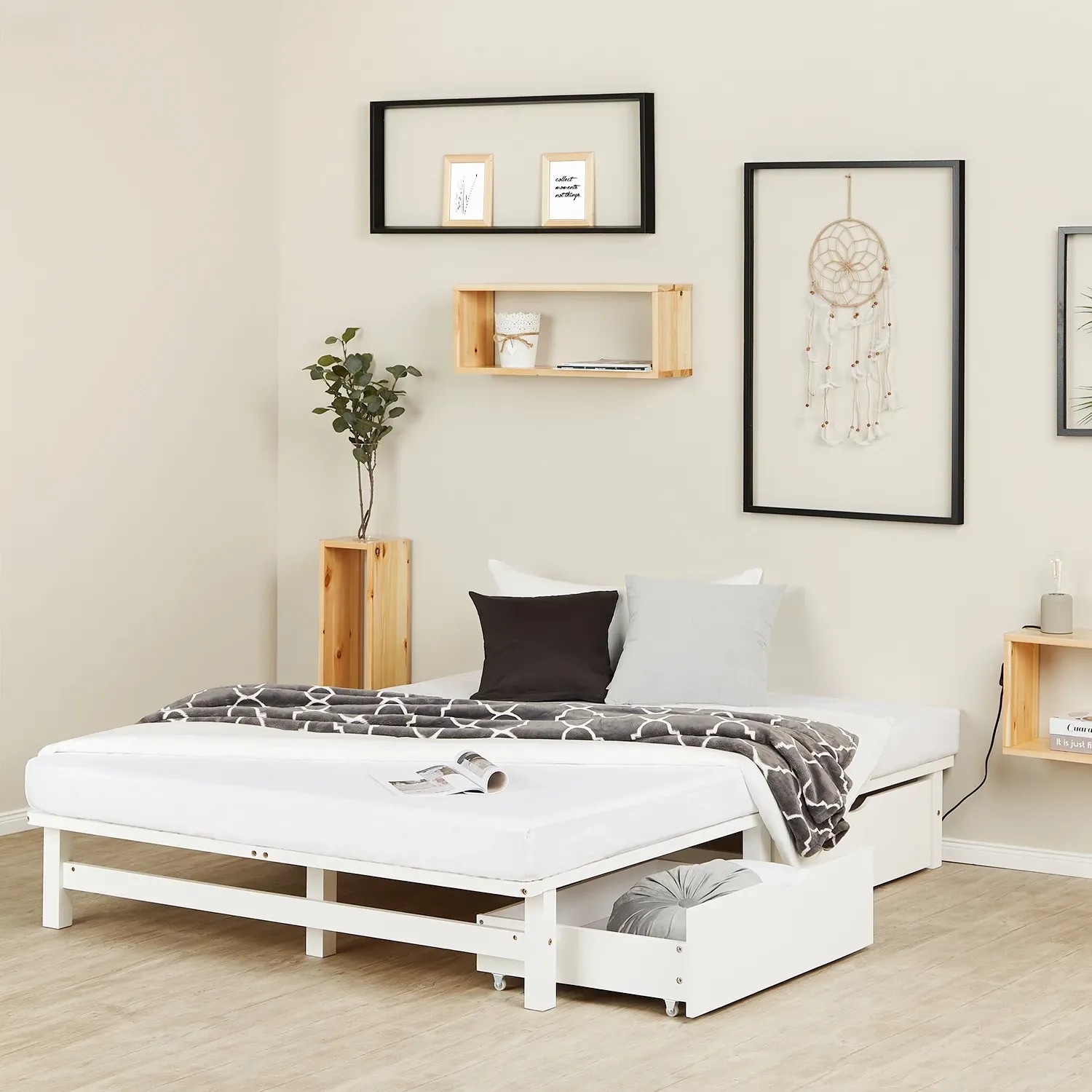 Weißes Homestyle4u Palettenbett 140x200 mit Lattenrost und Bettkästen im Schlafzimmer.