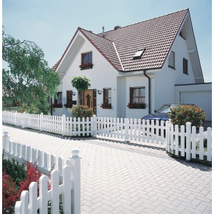 Weißes Gartenzaun Doppeltor Longlife Cara (310x70cm) vor einem Haus. Das Tor ist aus pflegeleichtem Kunststoff.