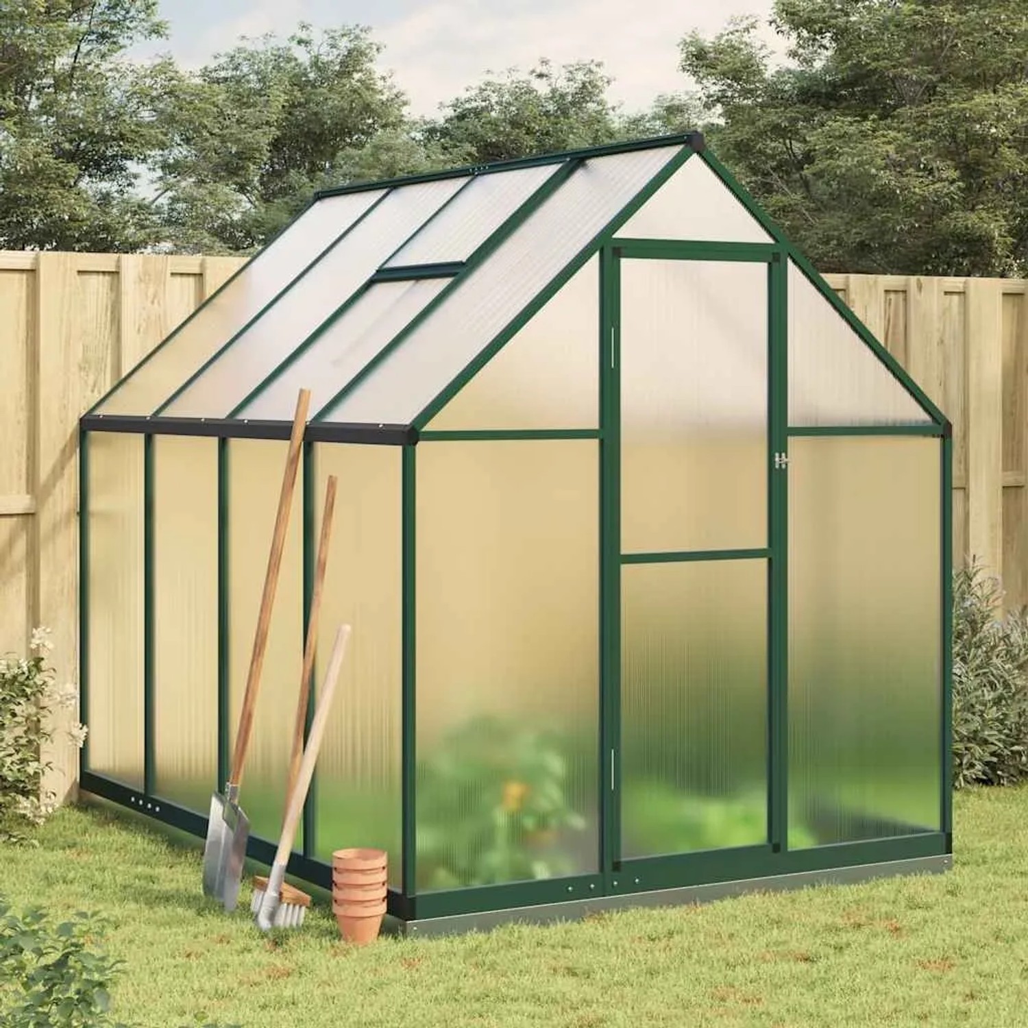 Grünes vidaXL Gewächshaus mit transparenten Polycarbonatplatten und Fundamentrahmen im Garten.