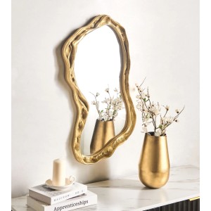 Goldener Wandspiegel SERY mit unregelmäßigem, welligem Rahmen. Moderner Dekospiegel 38x75 cm für Wohnbereich.
