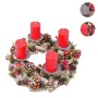Adventskranz aus hellem Holz mit 4 roten Kerzen, geschmückt mit Zapfen, Kunstgrün, roten Beeren und Sternen. Weihnachtsdekoration.