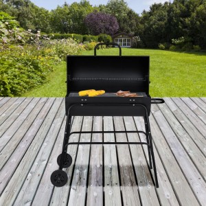 Schwarzer Relaxdays Holzkohlegrill mit offenem Deckel, Grillgut auf Rost, auf Holzterrasse im Garten.