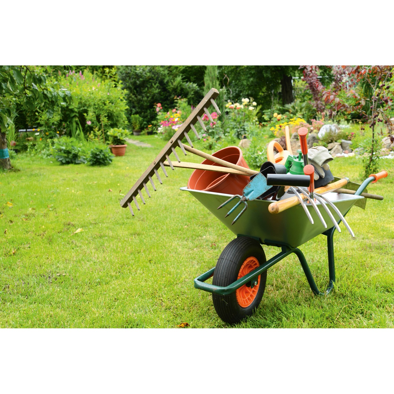 Garten-Schubkarre mit Gartengeräten, inklusive Ruwi Multi-Harke 8in1 aus Edelstahl.