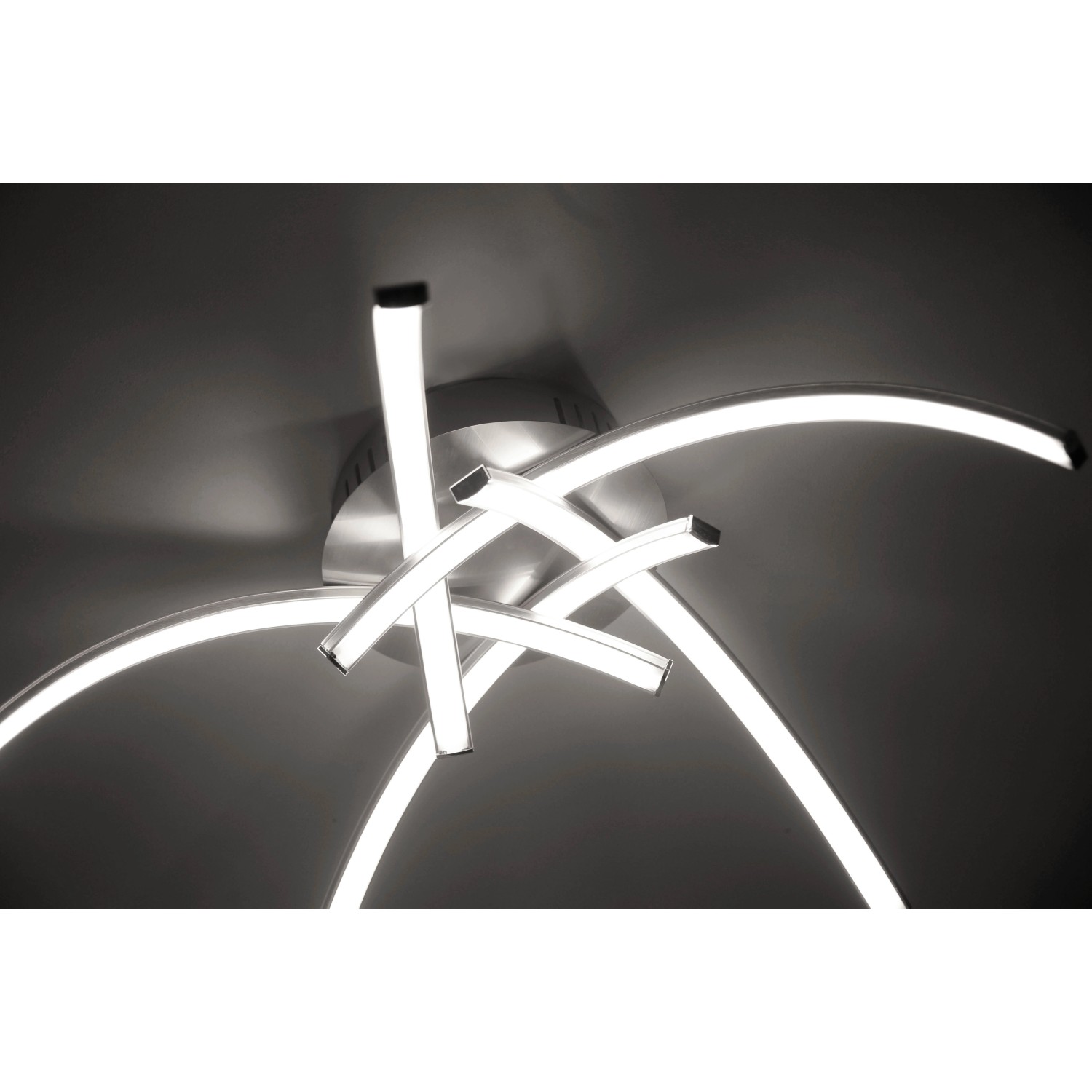 Moderne LED-Deckenleuchte Valerie aus Stahl, 47x47 cm, warmweißes Licht für Wohnräume.