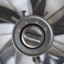 Detailaufnahme: Drehknopf zur Einstellung der 3 Windstufen am schwarzen Vasner Tischventilator.