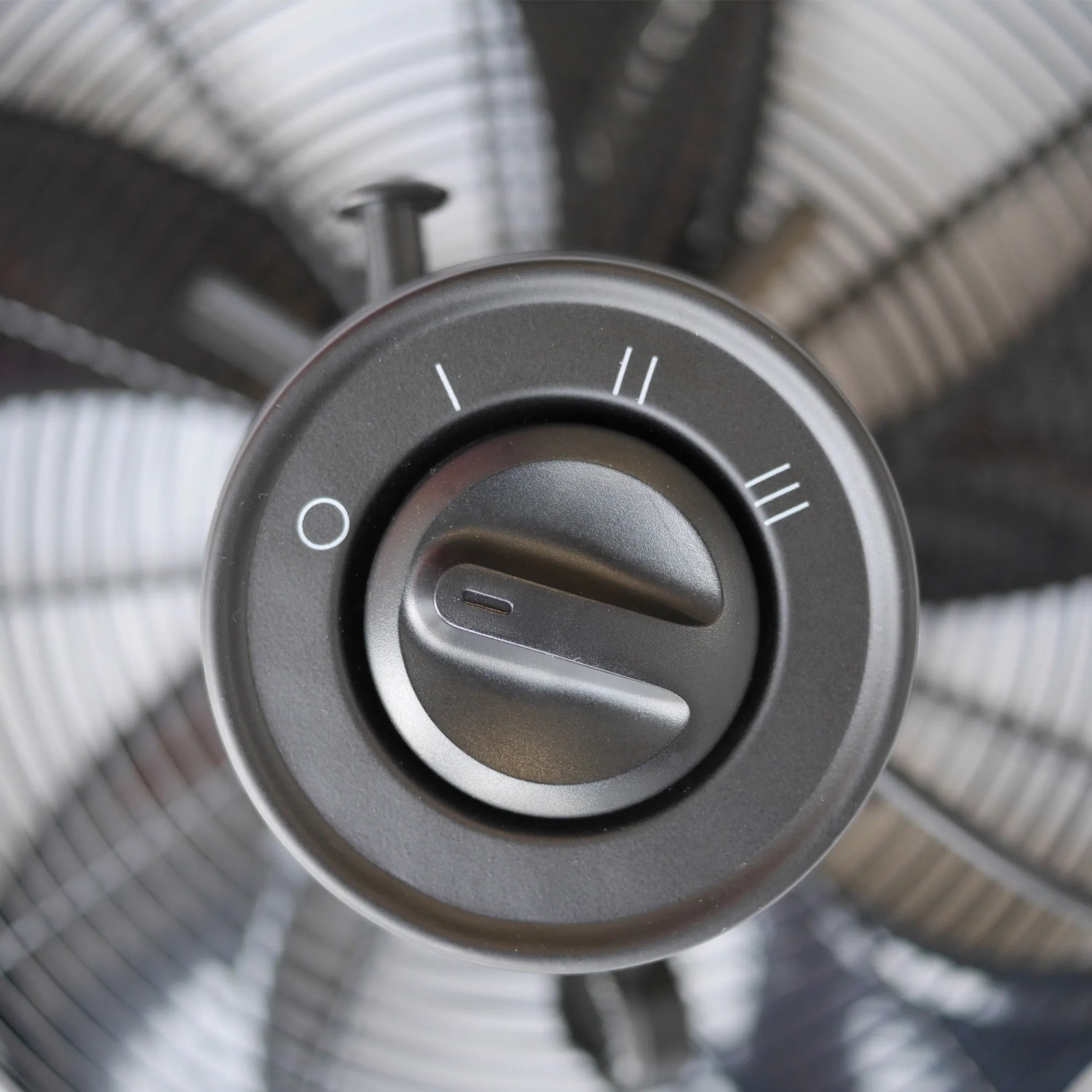 Detailaufnahme: Drehknopf zur Einstellung der 3 Windstufen am schwarzen Vasner Tischventilator.