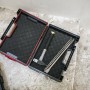 Offener, schwarzer PROREGAL QBRICK Werkzeugkasten mit Hammer und Meißel. Metallkoffer mit Tragegriff.