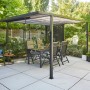 Siena Garden Pergola Schattenmanufaktur, 315x315x218 cm, anthrazit, mit Tisch und Stühlen im Garten.