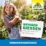 Lachendes Kind mit Gurken im Garten, Hinweis auf Neudorff Verdunstungsschutz für weniger Gießen.
