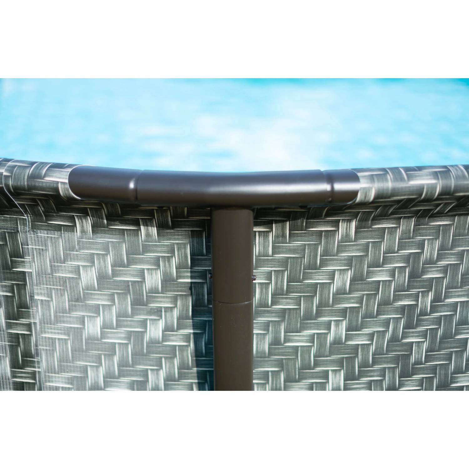 Detailansicht: Summer Waves Rundpool in Rattangrau mit Stahlrahmen.