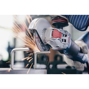 Bosch X-Lock Diamanttrennscheibe Ø 125 mm im Einsatz beim Schneiden von Metall.