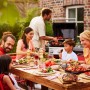 Familie grillt mit Weber Gasgrill E-410 Spirit Schwarz. Grillparty im Garten.