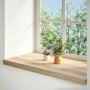 Zwei unbehandelte Fensterbänke aus massivem Eichenholz, 80x40 cm, mit Dekoration auf einer Fensterbank.
