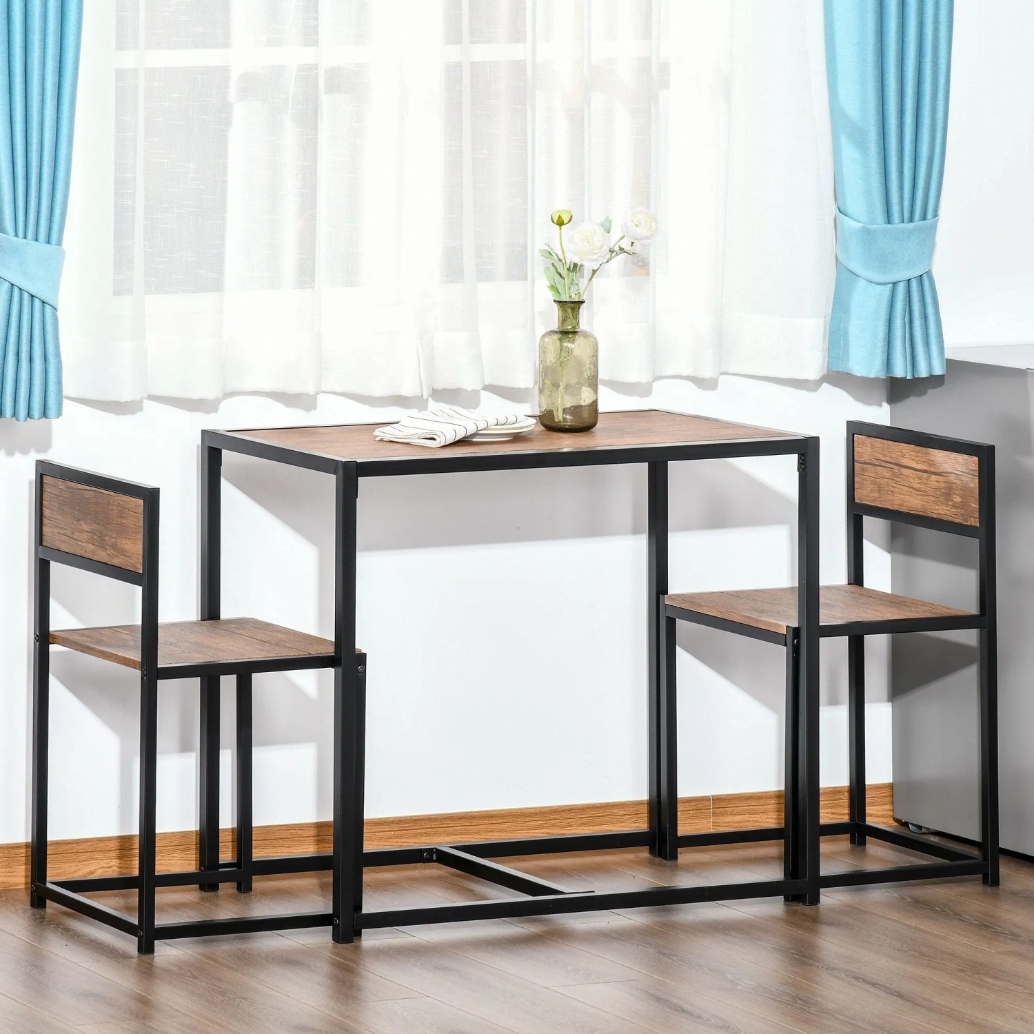 HOMCOM Essgruppe: rechteckiger MDF-Tisch, 2 Stühle. Schwarzes Metallgestell, Holzoptik. Stühle unter Tisch geschoben.
