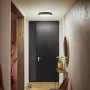Schwarze Philips Hue Enrave LED-Deckenleuchte mit Dimmer im Flur.