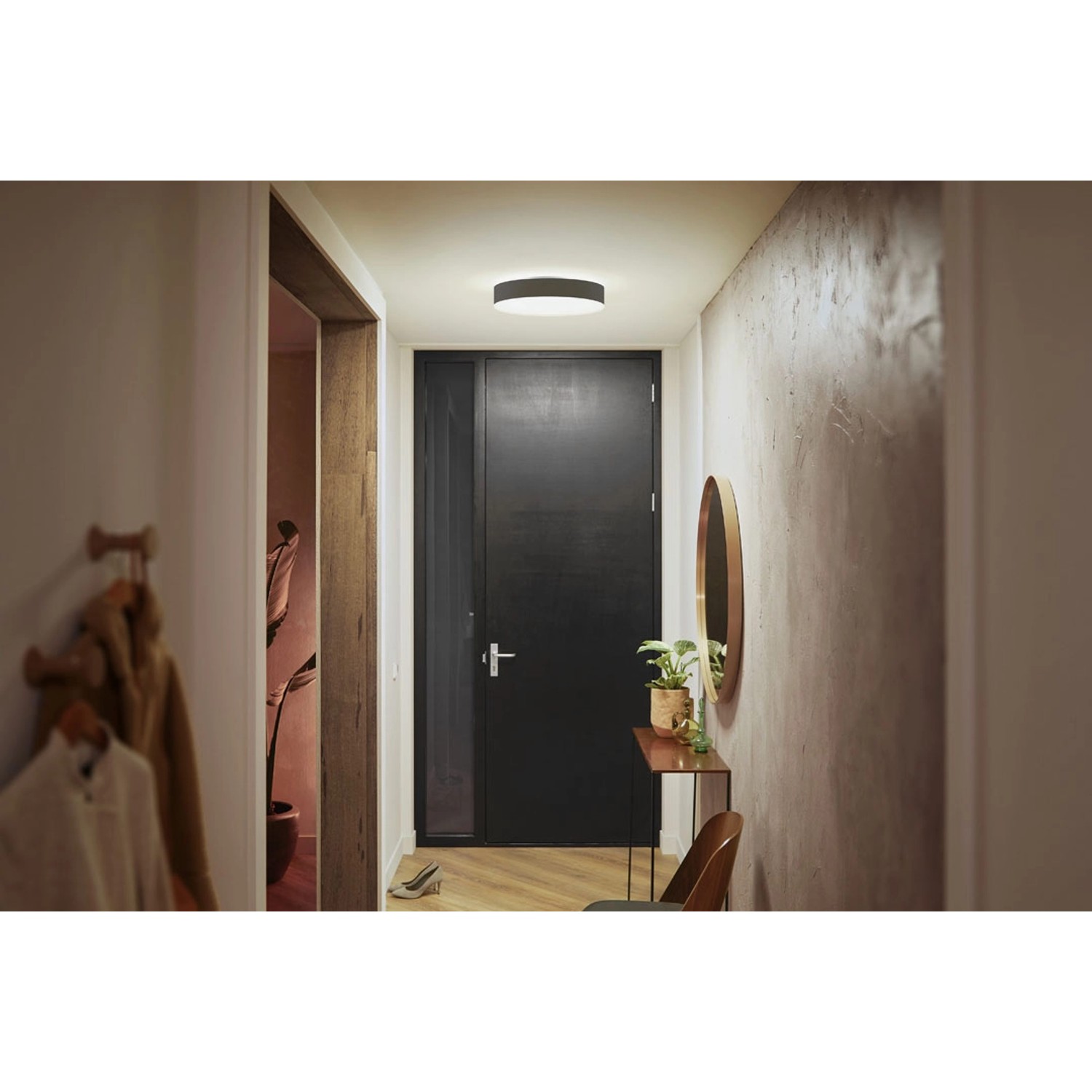 Schwarze Philips Hue Enrave LED-Deckenleuchte mit Dimmer im Flur.