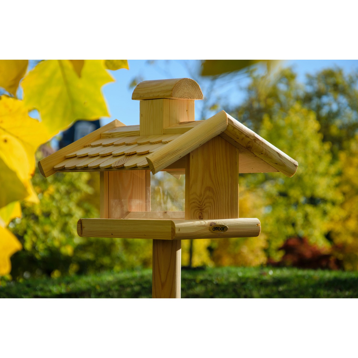 Dobar Vogelhaus mit Futter-Silo aus Holz und Acrylglas im Garten.