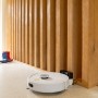 Weißer Kärcher Saug- und Wischroboter RVC 3 an Ladestation. Inkl. Zubehör und App-Steuerung.