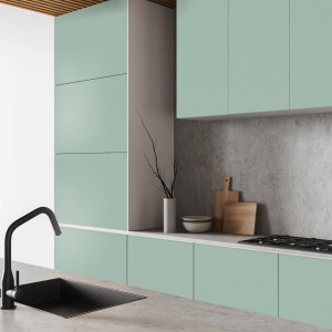 Salbeigrüne Venilia Klebefolie auf Küchenschränken, matte Optik.