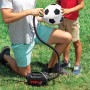 Mann pumpt Fußball mit Intex Quick Fill Luftpumpe auf. Praktische 230V/12V Pumpe.