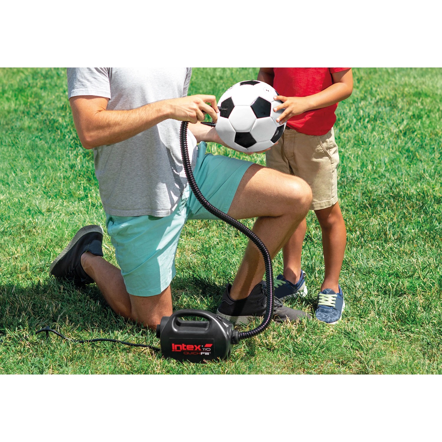 Mann pumpt Fußball mit Intex Quick Fill Luftpumpe auf. Praktische 230V/12V Pumpe.