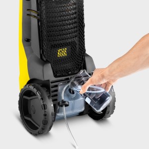 Kärcher K4 Premium Hochdruckreiniger: Befüllen des Reinigungsmitteltanks mit Messbecher.