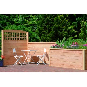 T & J Zaunmodul Riad, Douglasie, gerade. Sichtschutzzaun mit Tisch und Stühlen im Garten.