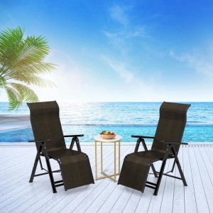 Zwei braune klappbare Sonnenliegen im Set, aus PE-Rattan mit verstellbarer Rückenlehne, auf Terrasse am Pool mit Meerblick.