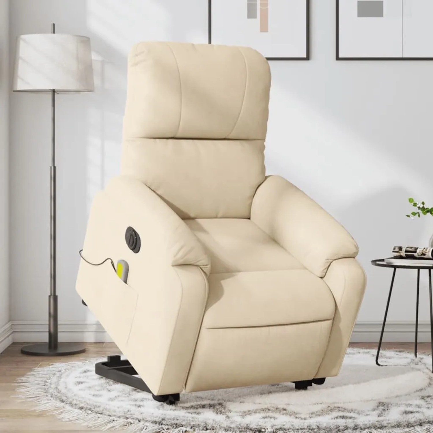 Cremefarbener elektrischer Massagesessel mit Aufstehhilfe aus Mikrofaser.