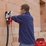 Einhell Mauernutfräse TC-MA 1300 im Einsatz an einer Ziegelwand. Inklusive Staubabsaugung.