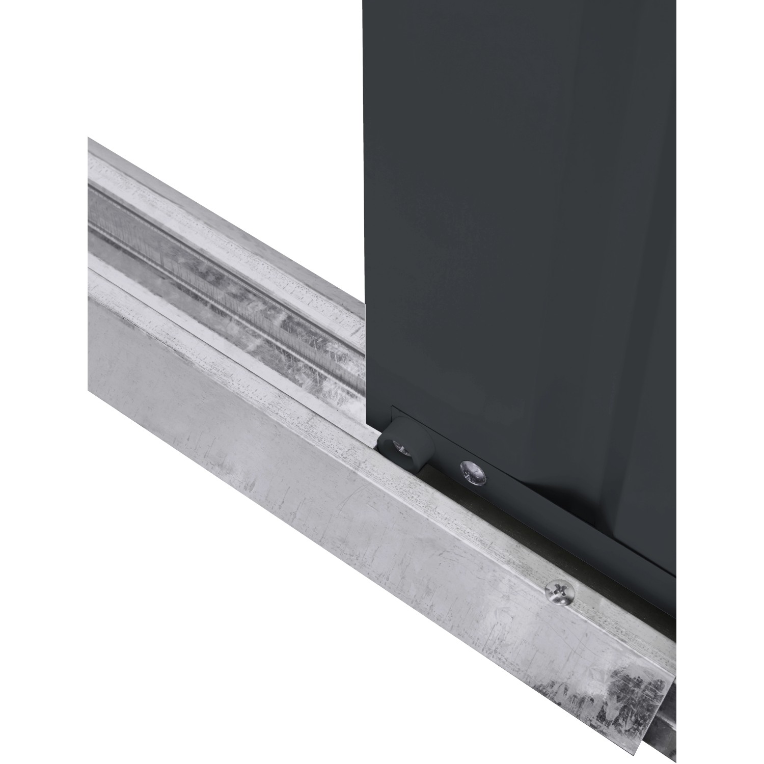 Detailaufnahme vom Metall-Gerätehaus in Anthrazit, Fokus auf Schiebetür und Führungsschiene.
