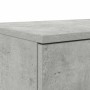 Detailansicht einer betongrauen Bettschublade aus Holzwerkstoff, zeigt die raue Betonoptik und die Kante.