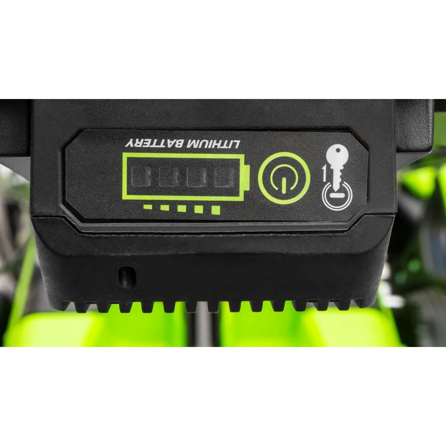 Detailaufnahme des E-Starts am Zipper Benzin-Rasenmäher ZI-BRM52EST mit Akkuanzeige.