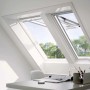 Velux Klapp-Schwingfenster GPU PK10, Polyurethan, 94x160 cm, eingebaut in Dachschräge.