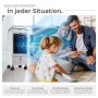 Weißes Tectake mobiles Klimagerät kühlt eine Familie im Wohnzimmer. Mit drehbaren Lamellen und 3 Modi für Komfort.
