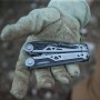 Gerber Multi-Tool Dual-Force, geschlossen, in einer Hand mit Arbeitshandschuh.